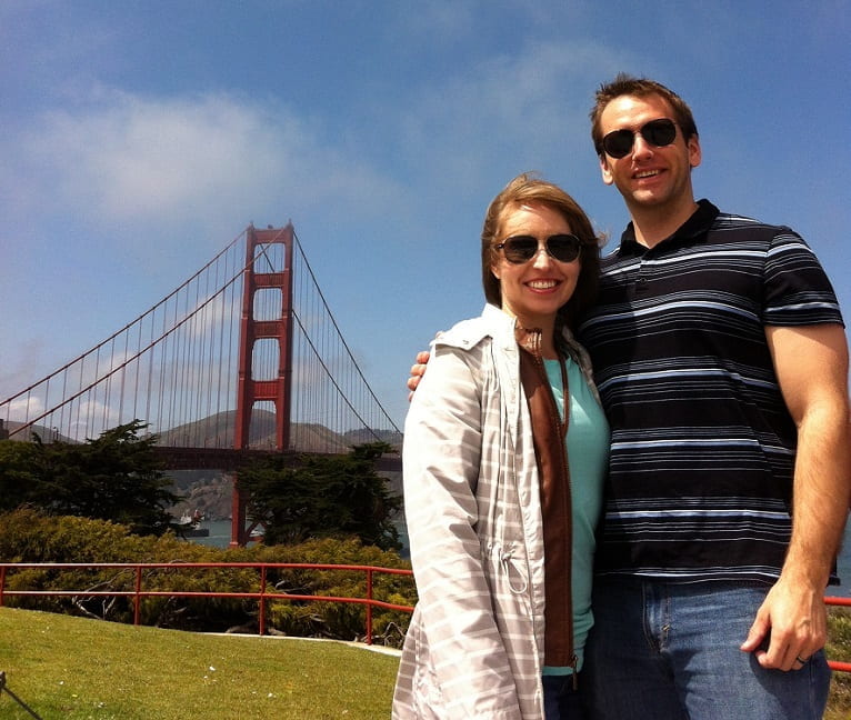 MBA Alumnus Spartz Chris and wife Katy in front of the Golden Bridge, San Francisco 2018
